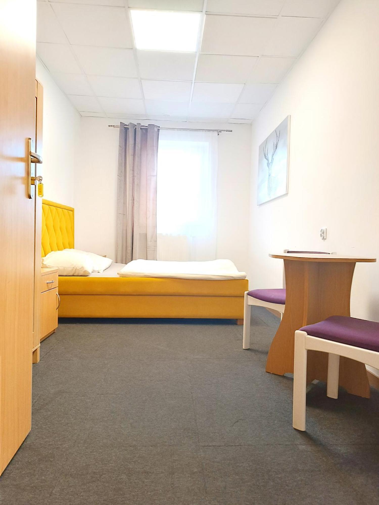 Hostel Krosnienska 12 Зелена Гура Екстер'єр фото