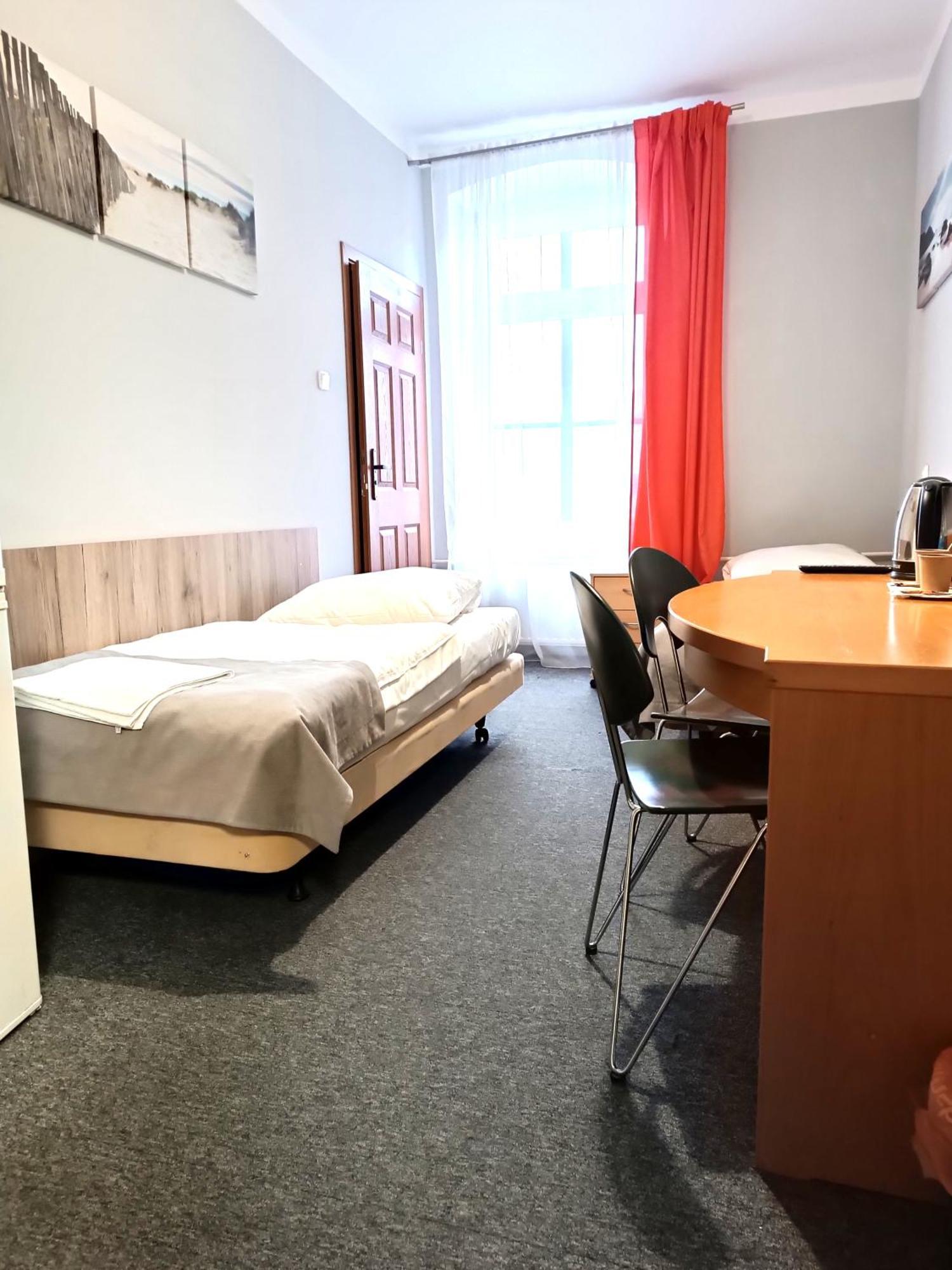Hostel Krosnienska 12 Зелена Гура Екстер'єр фото