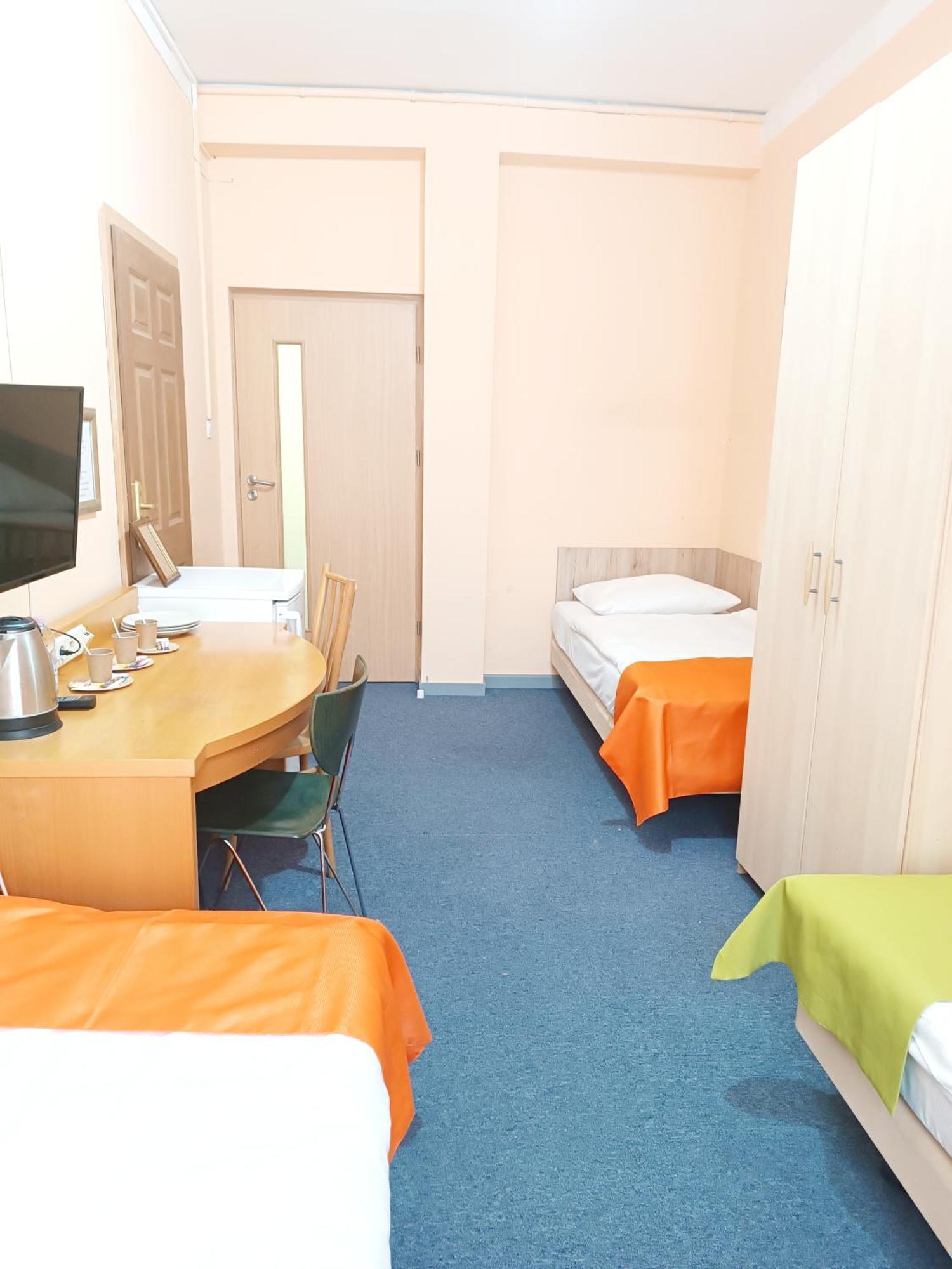 Hostel Krosnienska 12 Зелена Гура Екстер'єр фото