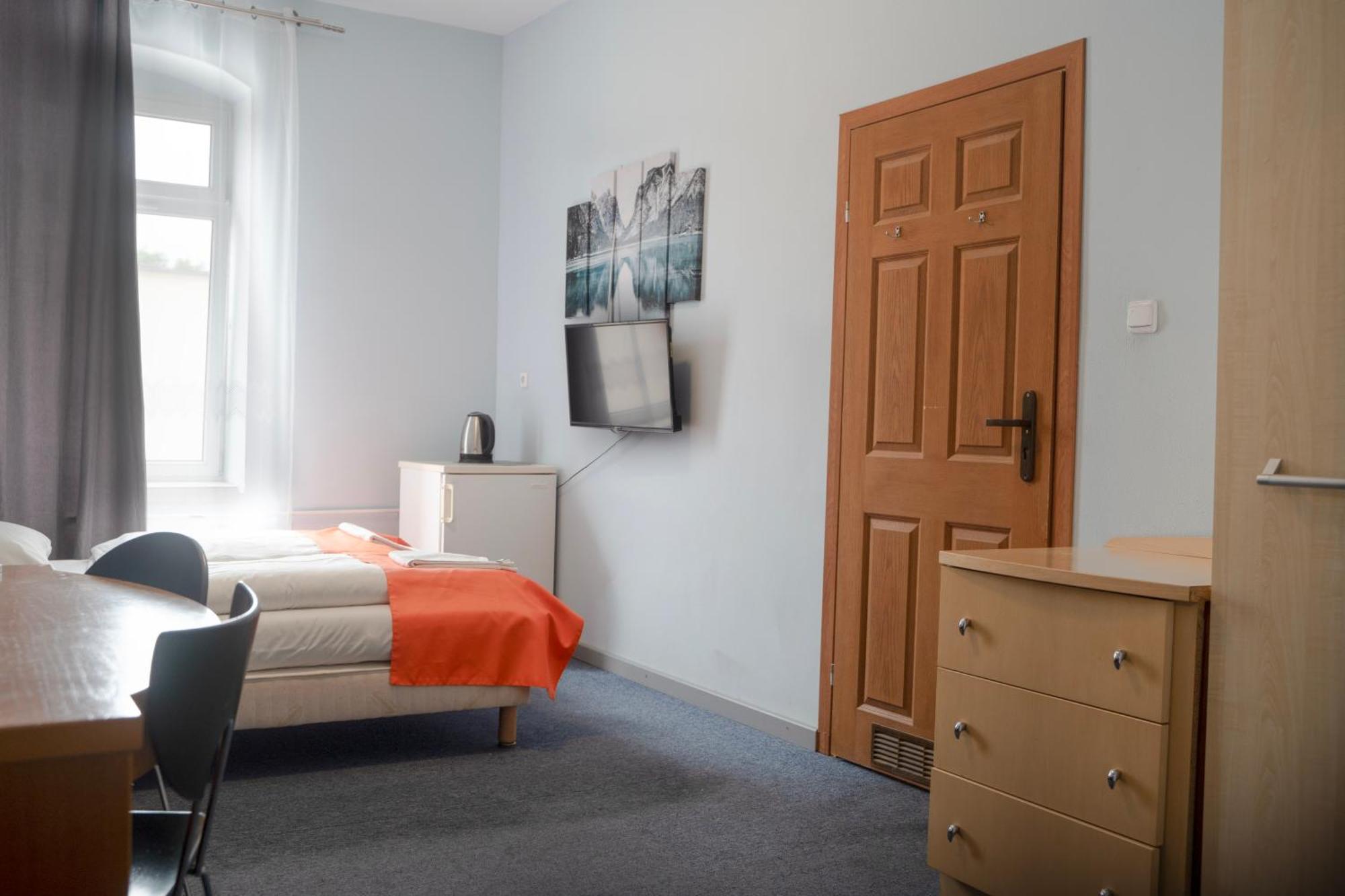 Hostel Krosnienska 12 Зелена Гура Екстер'єр фото