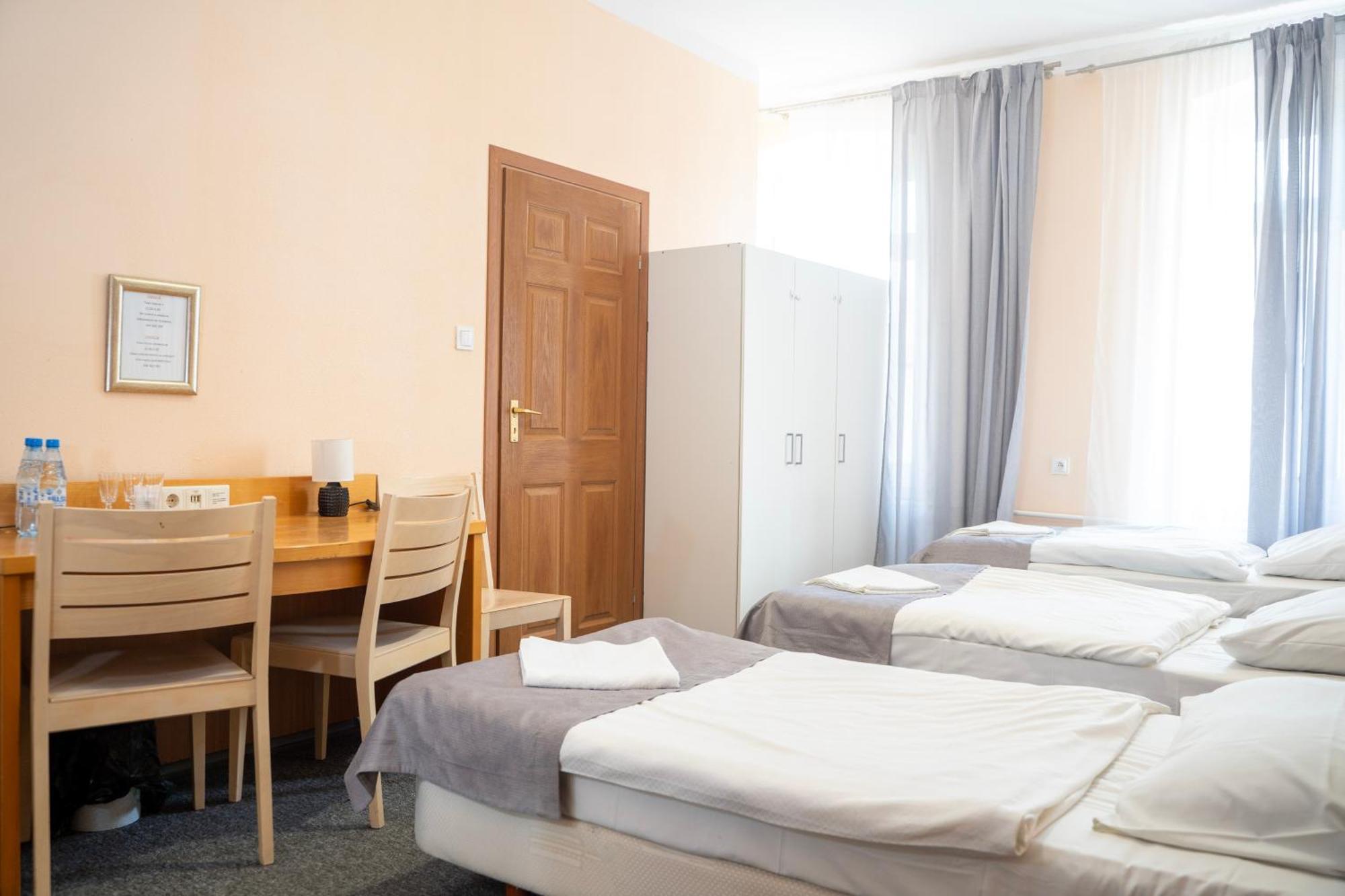 Hostel Krosnienska 12 Зелена Гура Екстер'єр фото