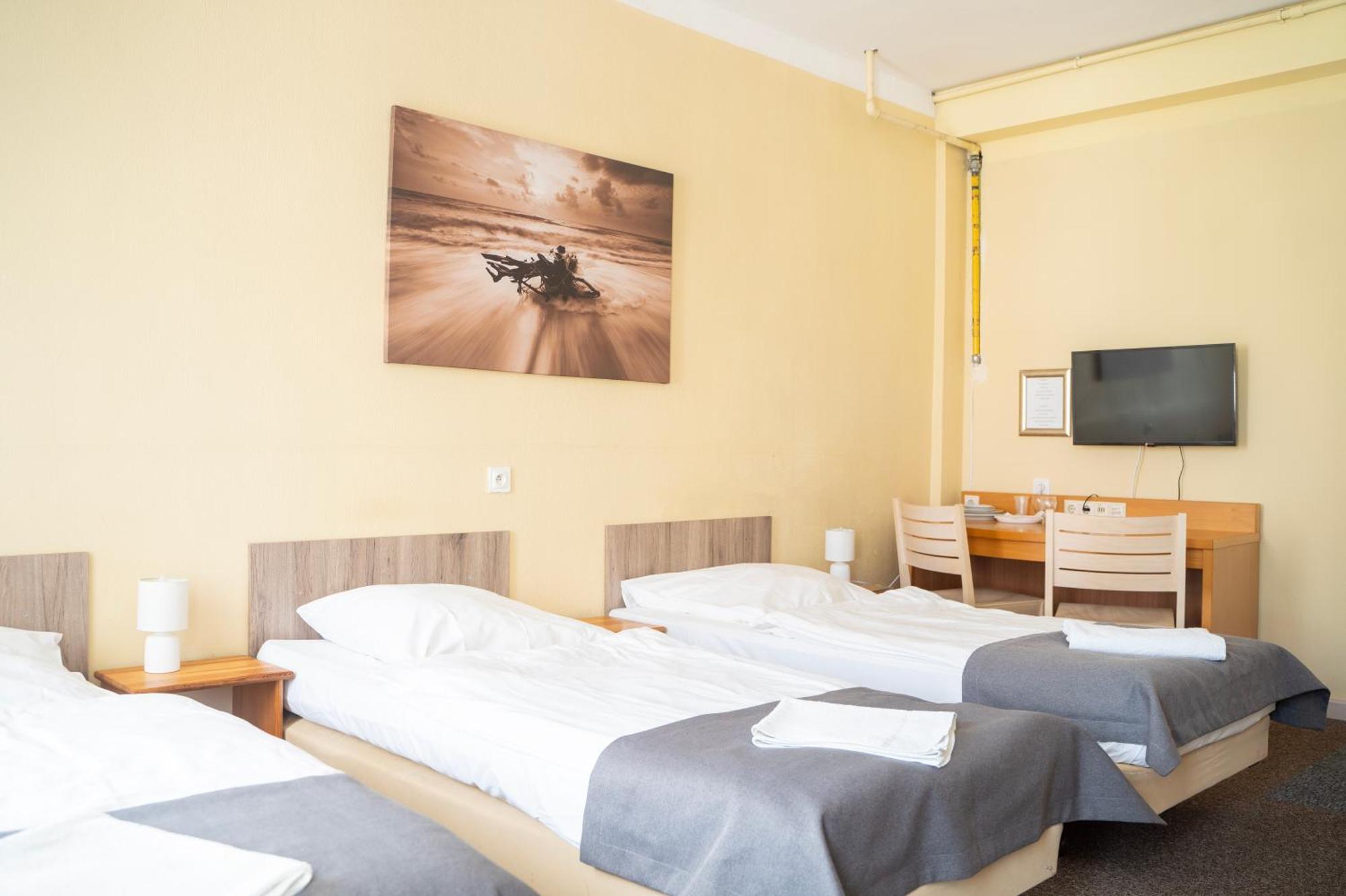 Hostel Krosnienska 12 Зелена Гура Екстер'єр фото