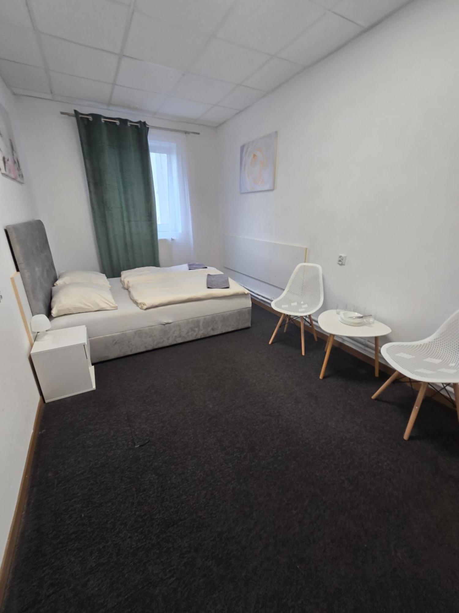Hostel Krosnienska 12 Зелена Гура Екстер'єр фото