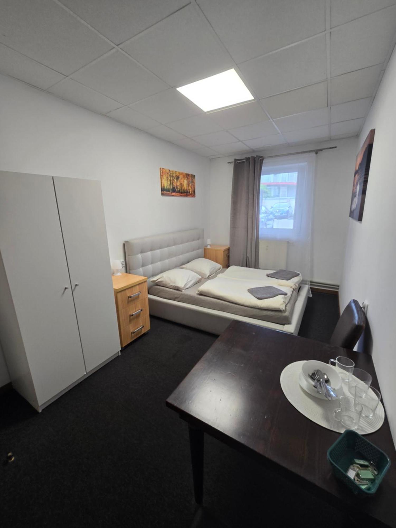 Hostel Krosnienska 12 Зелена Гура Екстер'єр фото