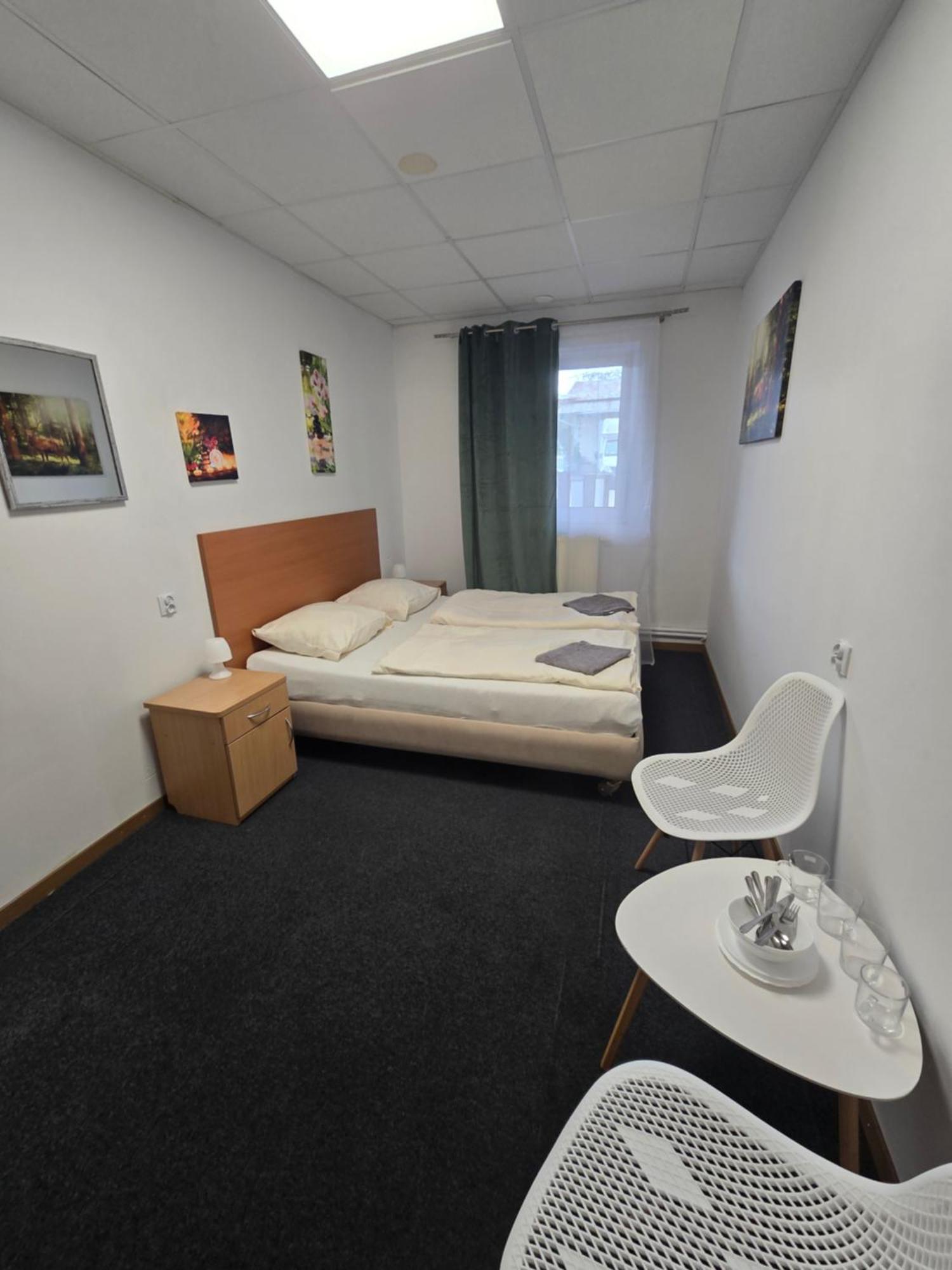 Hostel Krosnienska 12 Зелена Гура Екстер'єр фото