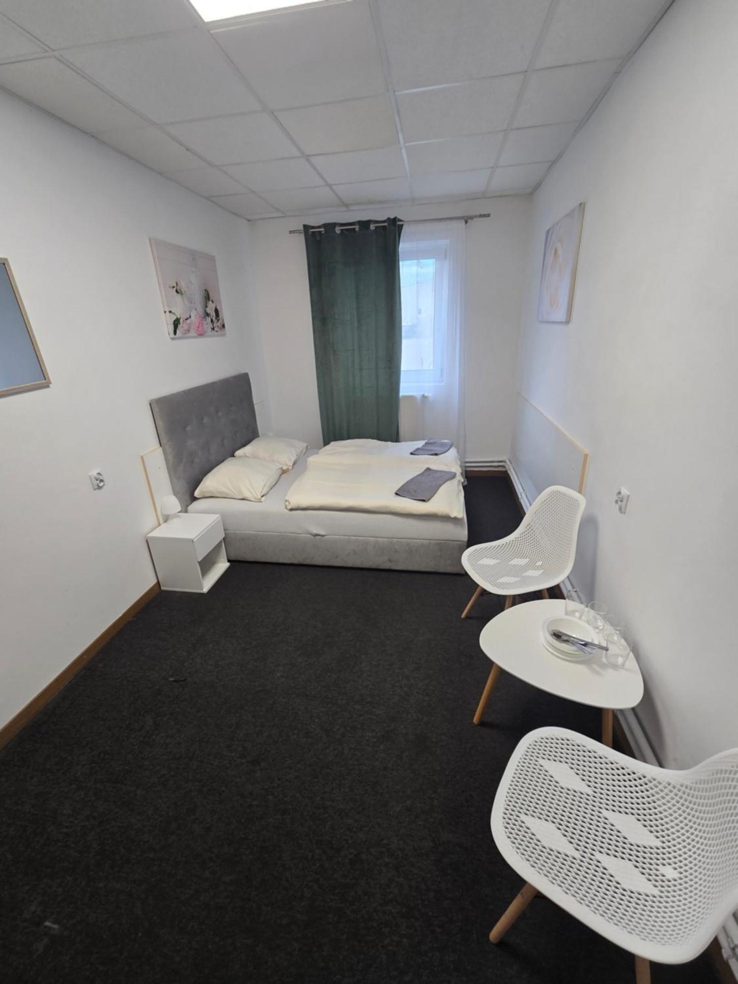 Hostel Krosnienska 12 Зелена Гура Екстер'єр фото