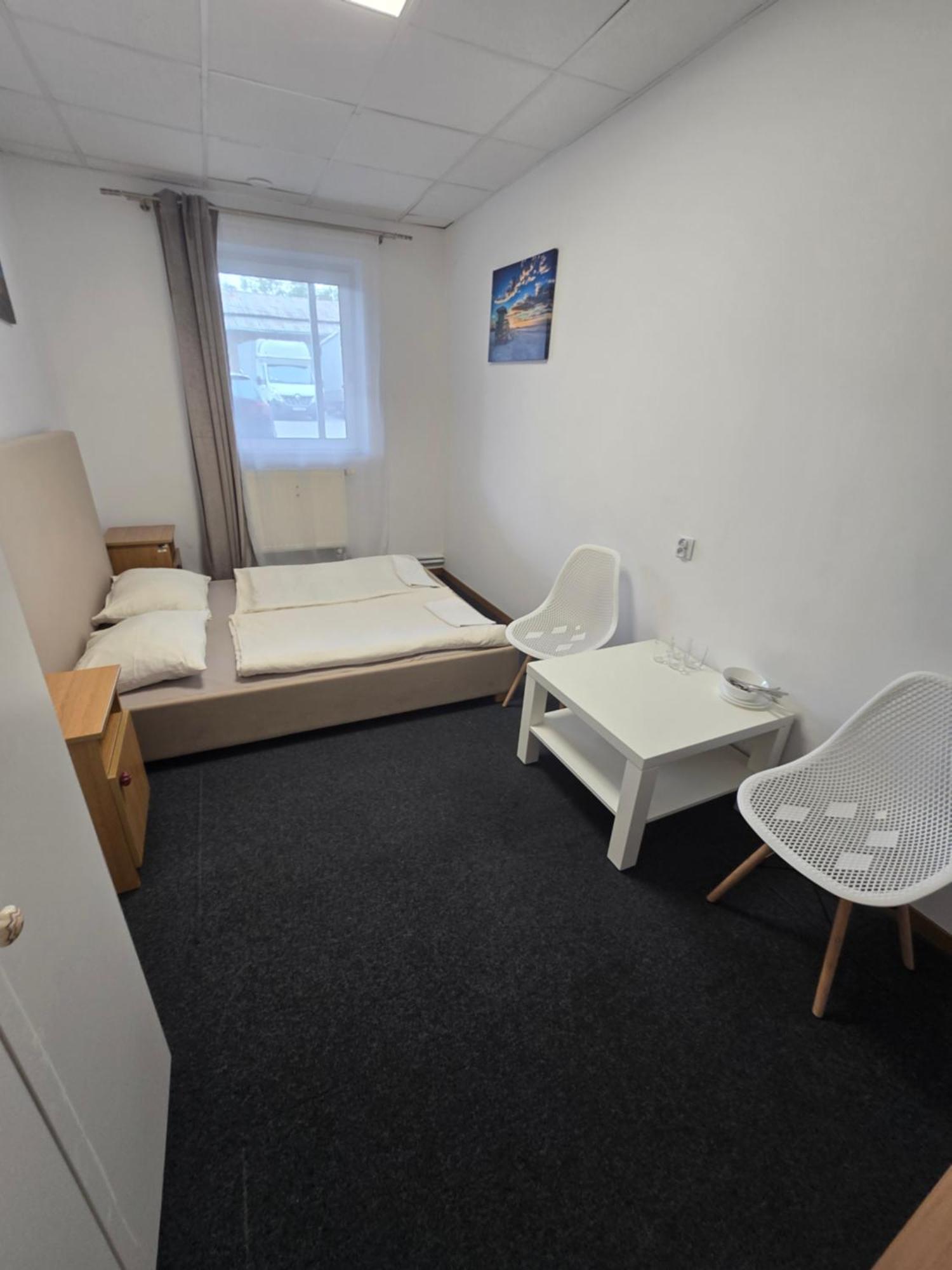 Hostel Krosnienska 12 Зелена Гура Екстер'єр фото